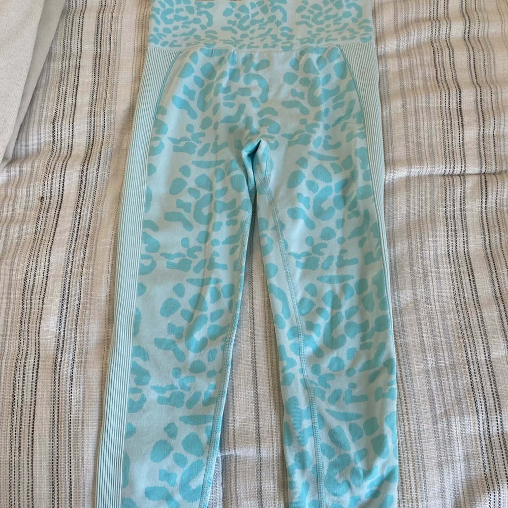 Light blue cheetah print leggings 🩵